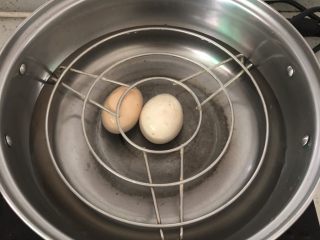 营养早餐之南瓜奶＋鸡蛋,电磁炉里加入水，顺便加入两个鸡蛋🥚😁
