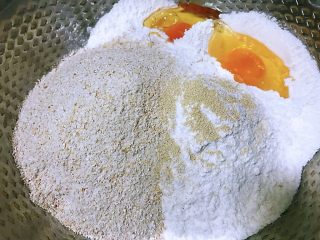 水煎莜麦馒头,面粉和莜麦放在一起加酵母，打入两个鸡蛋。每次都放1/3的莜麦面，这次有了个大胆的想法，添加到了1/2的量，怕口感不好，所以就加了两个鸡蛋进去。