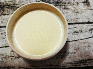 芒果布丁,加入牛奶礼物搅拌均匀