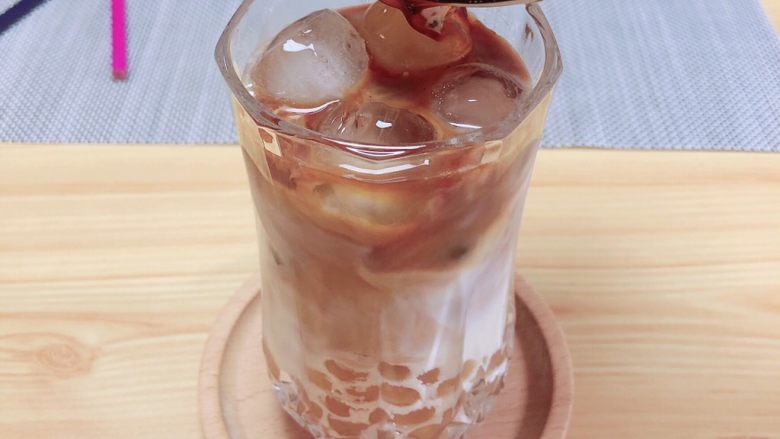 珍珠冷萃咖啡,缓缓倒入咖啡，能看到与牛奶冰块的交融。