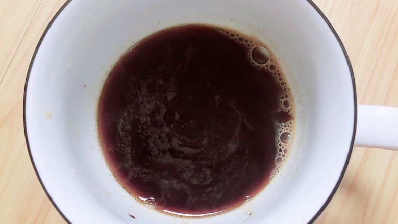 珍珠冷萃咖啡,用开水冲泡咖啡粉，搅拌均匀，放凉待用。