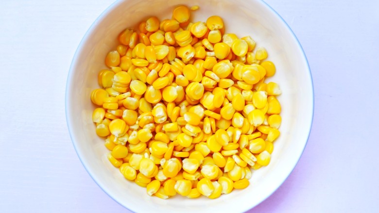 零失败的黄金玉米烙,玉米粒倒入大碗中。