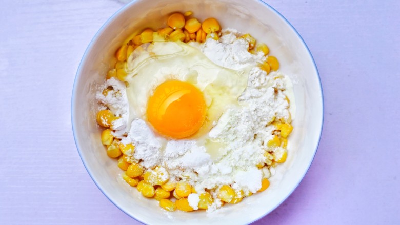 零失败的黄金玉米烙,加入鸡蛋。