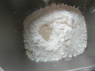 北海道吐司,除黄油外所有材料都放面包桶里，一个和面程序结束后加入黄油再进行一个和面程序。