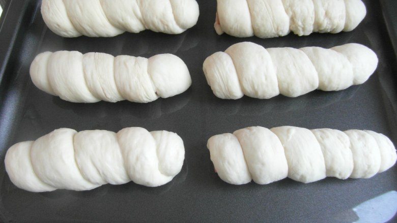 肠仔面包,依次做好，放温暖湿润处进行二次发酵。