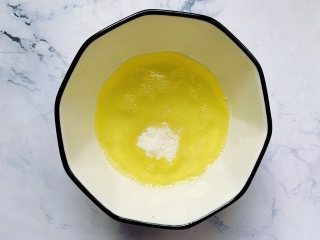 芒果双皮奶,这时可以来打发蛋白，我用的鸡蛋是60克左右1个的，将蛋白和蛋黄分离，蛋白放入碗里，加入细砂糖搅拌均匀，甜度可以自己调整，不喜欢甜的可以少加一点糖。