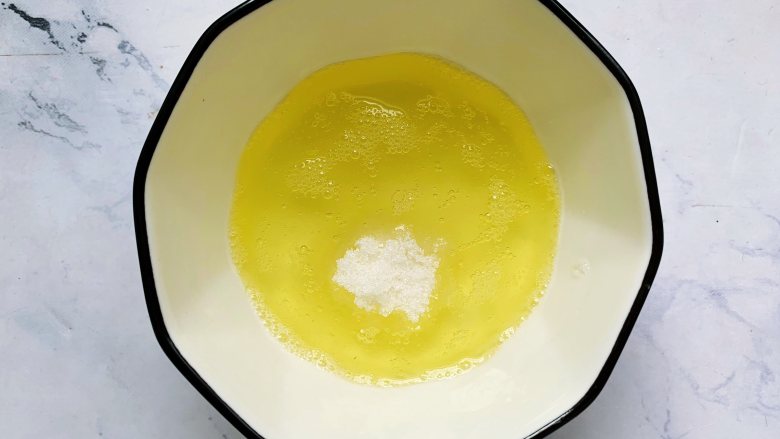 芒果双皮奶,这时可以来打发蛋白，我用的鸡蛋是60克左右1个的，将蛋白和蛋黄分离，蛋白放入碗里，加入细砂糖搅拌均匀，甜度可以自己调整，不喜欢甜的可以少加一点糖。