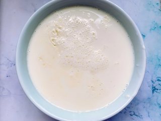 芒果双皮奶,待牛奶冷却后，用筷子轻轻挑起一侧奶皮，将牛奶倒入另一个碗里，碗底留少许牛奶，这样奶皮就不会粘在碗上，否则就会浮不起来。