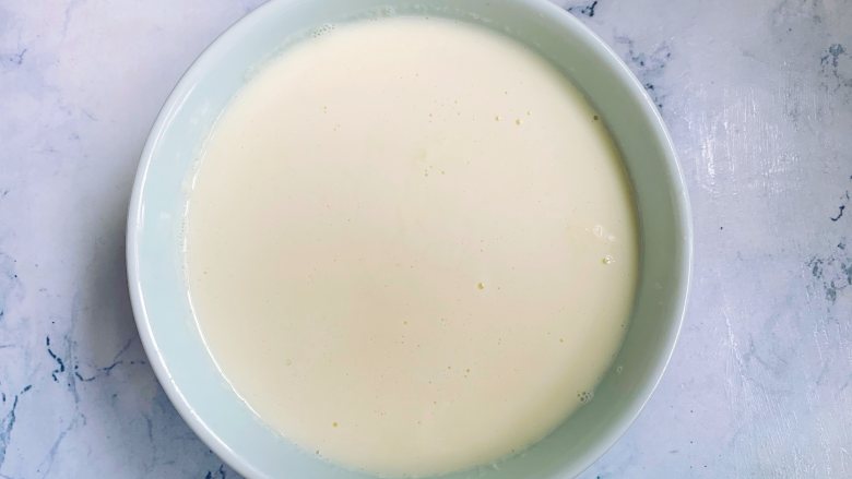 芒果双皮奶,然后加入打好的蛋清，搅拌均匀后过筛一遍，撇去表面的气泡，再将蛋清奶液缓缓沿着有奶皮的碗壁倒进去，让奶皮浮在表面。