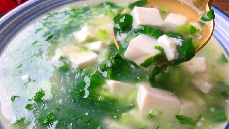 青菜豆腐汤,美味的青菜豆腐汤做好了，不但能清热去火，还特别的清淡好喝，超适合这炎热的夏天食用。