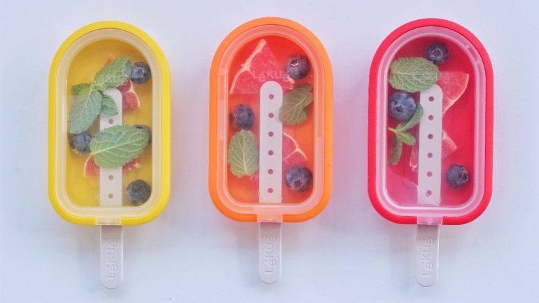 解暑降温新技能，西柚蓝莓薄荷冰棒,放入冰箱冷冻10小时以上即可食用。