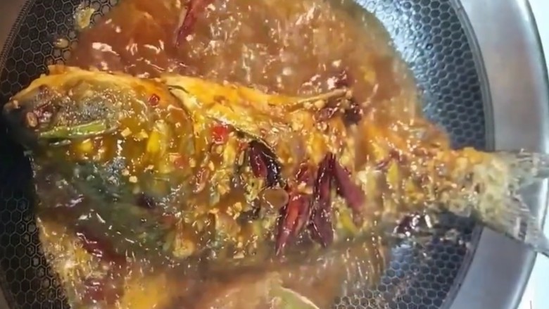 红烧鲤鱼,中火烧至入味，汤汁浓稠出锅装盘
