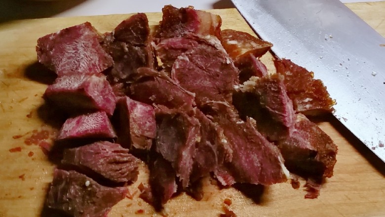 红烩牛肉土豆,切成块状