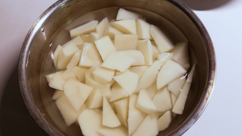 红烩牛肉土豆,土豆切块后注入清水  没过土豆以防氧化变黑  备用