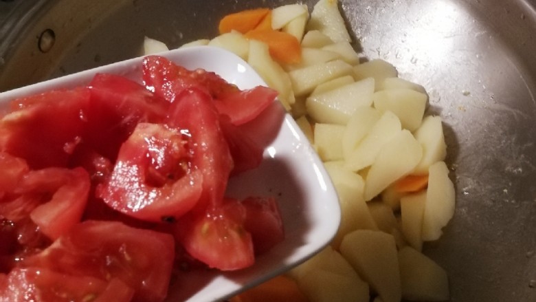 红烩牛肉土豆,土豆变成半透明色  放入番茄
