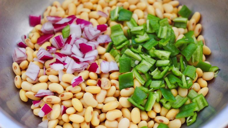 剁椒凉拌黄豆时蔬,把煮熟的黄豆，捞出沥干水分，放入一个大一点的容器里，加入切丁的洋葱和青椒。