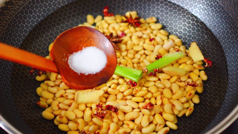 剁椒凉拌黄豆时蔬,再加入适量的盐调味。