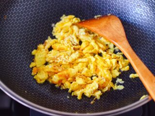粉嫩粉嫩滴黄瓜扇贝鸡蛋饺子,鸡蛋打散后，锅烧热后倒入10克花生油烧热，炒熟鸡蛋。