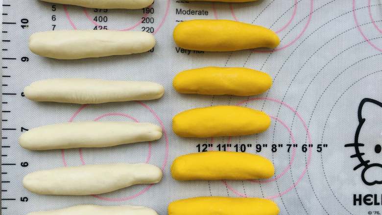 香蕉馒头,等分成6份，单个稍微成长条形盖上保鲜膜备用。