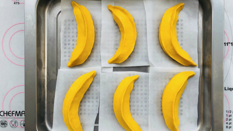 香蕉馒头,造型做完以后把香蕉馒头稍微弯曲一下，有个弧度会更像。然后30度的温度发酵到原体积的2倍大。时间大约需要半小时