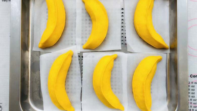 香蕉馒头,用手指按侧面，下压的面不会回缩，就是发酵好了。