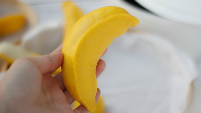 香蕉馒头,如果一次吃不完，可以放在蒸锅里，凉了以后再开盖取出来保存好。