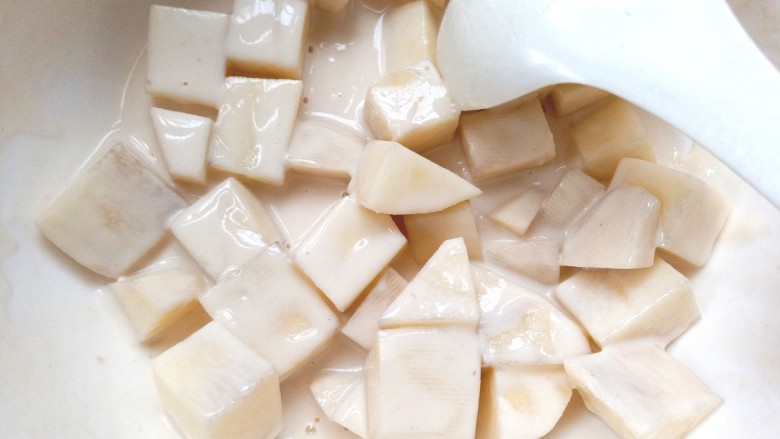 辣子香菇土豆丁,放入土豆块拌均匀捞出备用