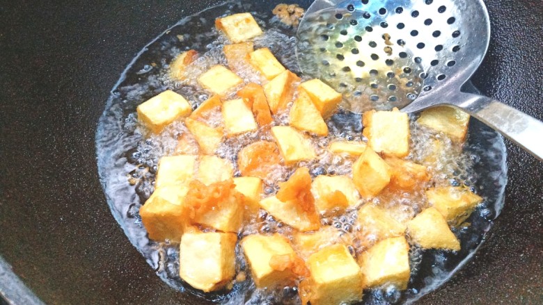辣子香菇土豆丁,炸至金黄色，捞出