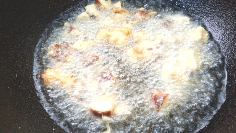 辣子香菇土豆丁,香菇下锅炸至金黄色捞出