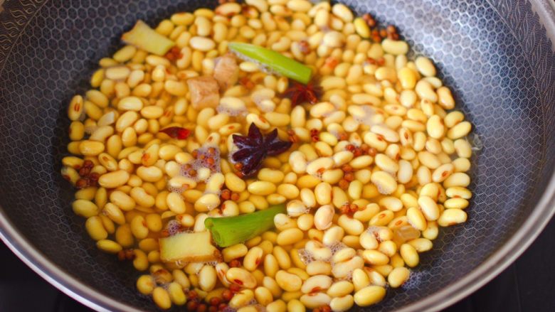 剁椒凉拌黄豆时蔬,看见锅中汤汁变得越来越少的时候，就可以关火了。