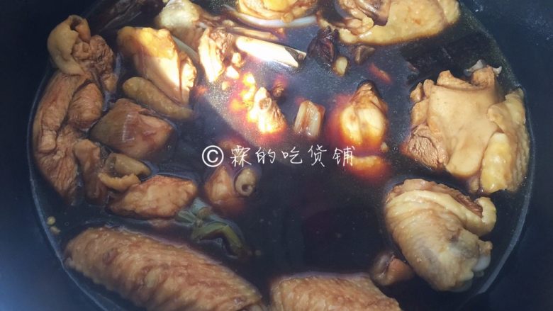 小鸡炖蘑菇,倒入能把鸡块盖没的开水，盖上锅盖，大火煮开。
