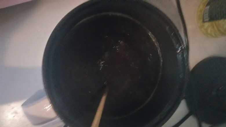 经期红糖汤,用勺子搅拌两下