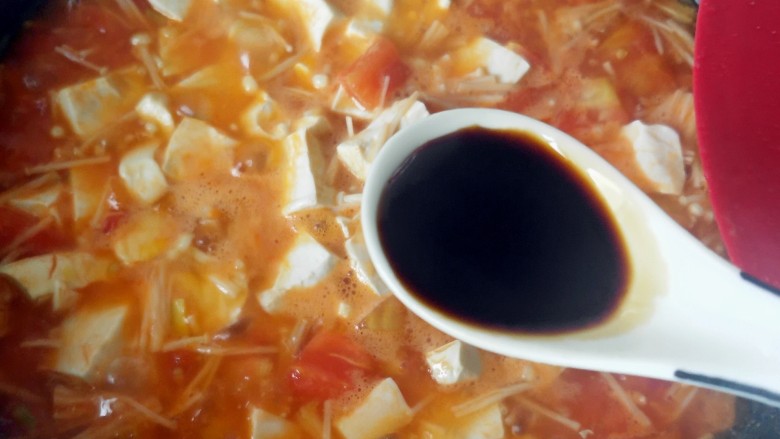 茄汁金针菇炖豆腐,放一勺老抽。