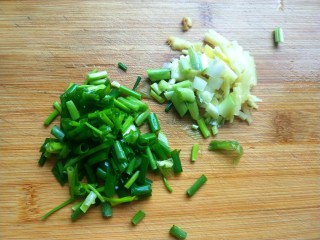 茄汁金针菇炖豆腐,生姜切丁，香葱切碎。