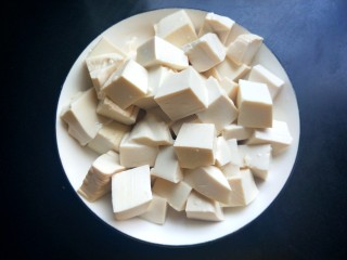 茄汁金针菇炖豆腐,豆腐切块。