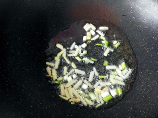 茄汁金针菇炖豆腐,锅内放油，放生姜爆香。