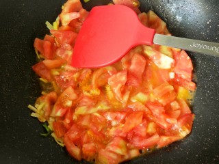 茄汁金针菇炖豆腐,放入番茄，炒出汁。