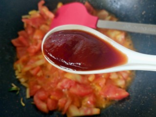 茄汁金针菇炖豆腐,放两勺番茄酱。