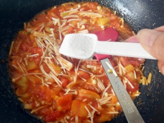 茄汁金针菇炖豆腐,放盐，一勺白糖。