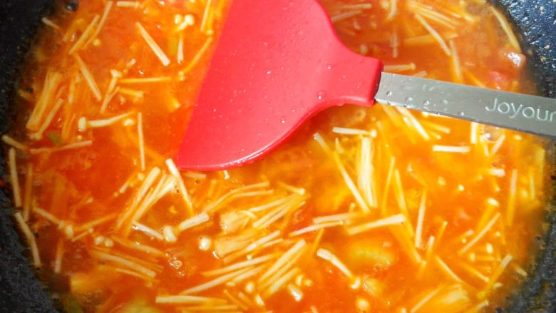 茄汁金针菇炖豆腐,放入清水。
