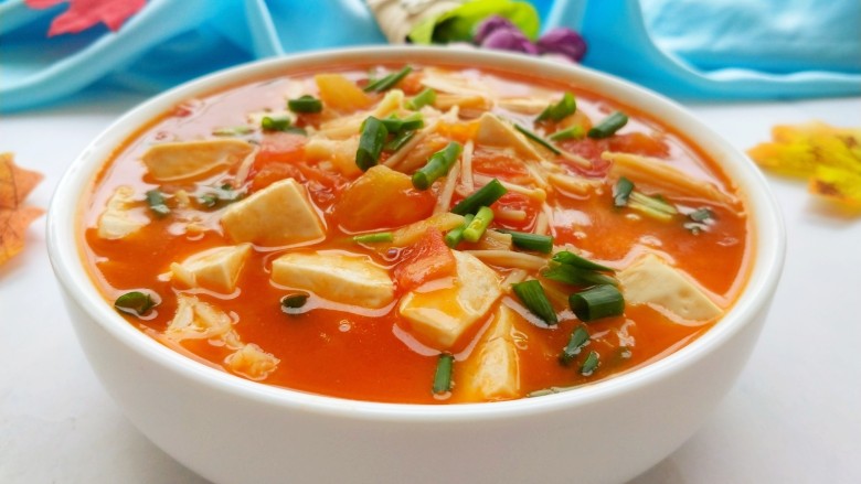 茄汁金针菇炖豆腐,可以出锅啦！特别开胃好吃！汤汁泡饭也很棒。