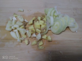 豪华版干锅,葱、姜、蒜切碎。
