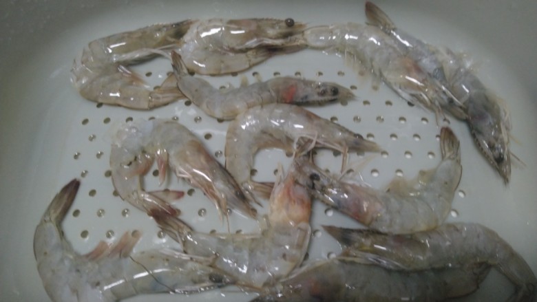 豪华版干锅,大虾开背去除虾线洗净，控干水分。