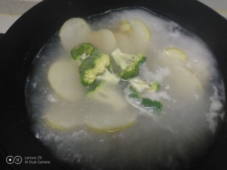 豪华版干锅,放入土豆片、西兰花煮2分钟。