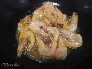 豪华版干锅,锅中放入适量油，放入花椒炒香，放入大虾。