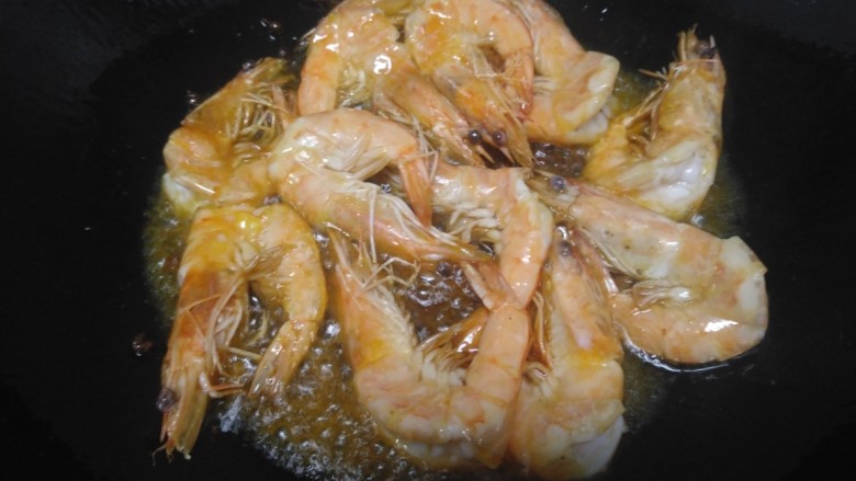 豪华版干锅,锅中放入适量油，放入花椒炒香，放入大虾。