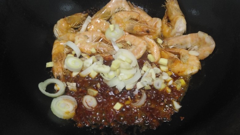 豪华版干锅,放入葱、姜、蒜炒香。