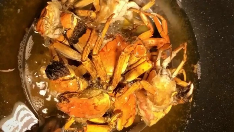 香辣蟹,炸至金黄酥脆捞出控油