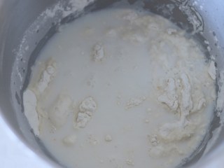 优格蜂蜜吐司,2、所有材料除黄油外全部放入厨师机揉面，揉成团后加入软化的黄油继续揉。
