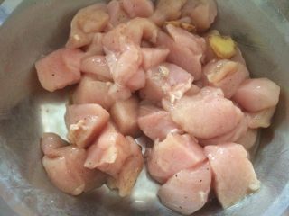 孜然味烤鸡肉串,做法：鸡胸肉洗干净，切块，调入调味料，再放几片生姜片，腌制30分钟以上；